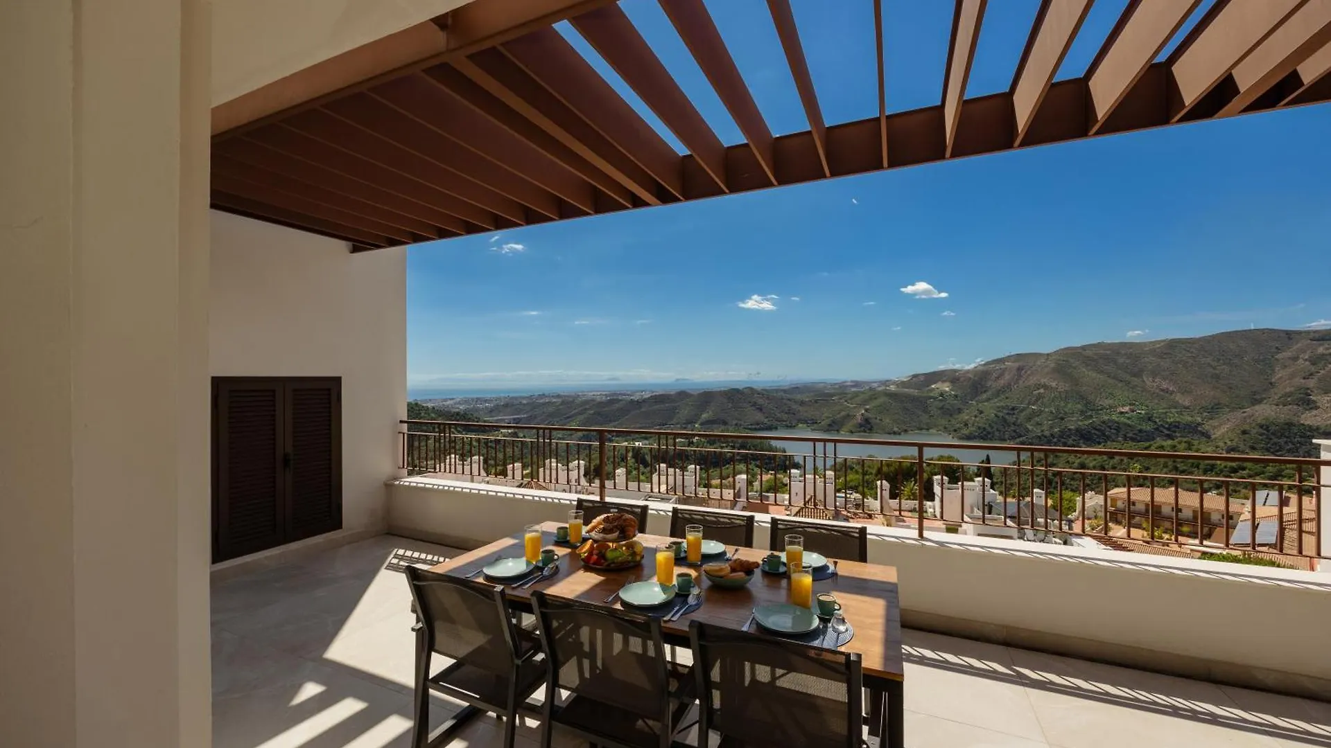 Modern Penthouse With Two Terraces, Jacuzzi And Sea, Lake And Mountain Views, In Almazara Hills Istán