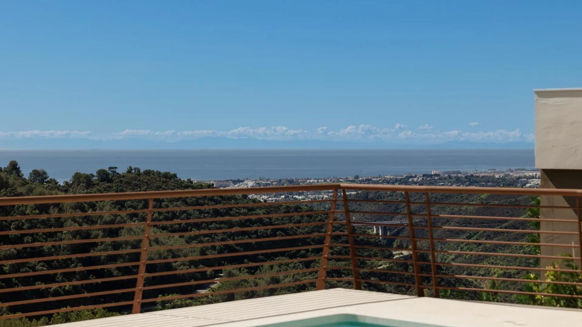 Apartament Modern Penthouse With Two Terraces, Jacuzzi And Sea, Lake And Mountain Views, In Almazara Hills Istán