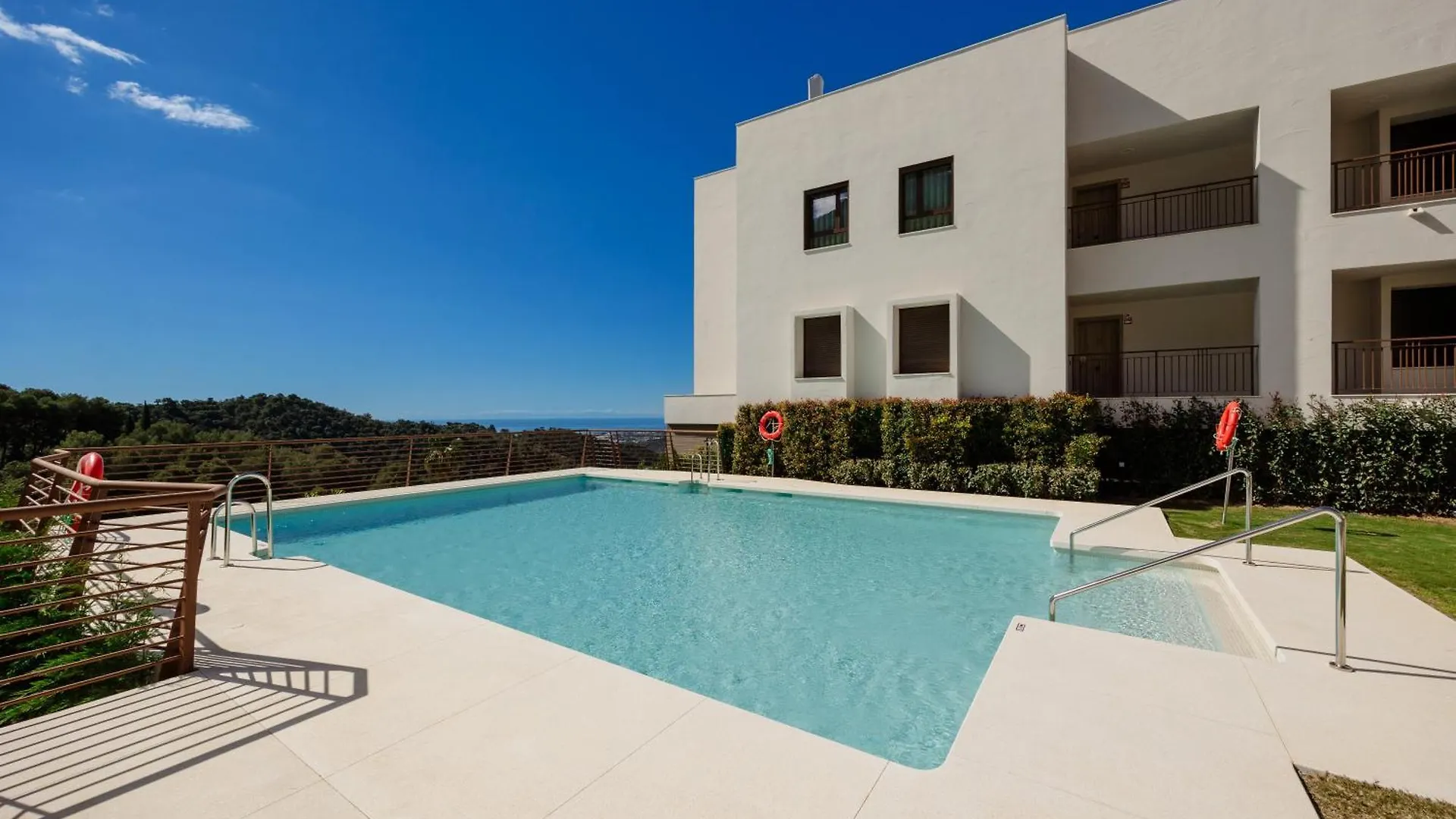 Modern Penthouse With Two Terraces, Jacuzzi And Sea, Lake And Mountain Views, In Almazara Hills Istán Apartament