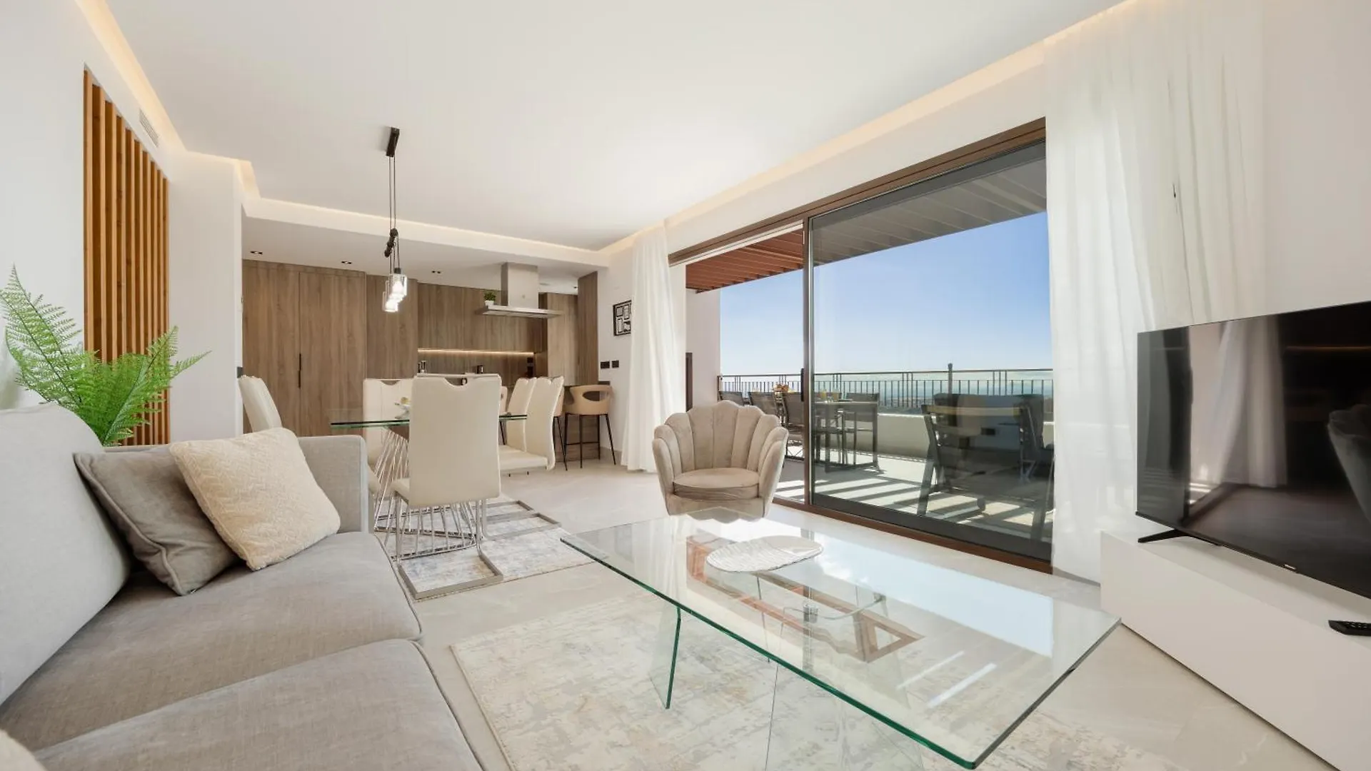 Modern Penthouse With Two Terraces, Jacuzzi And Sea, Lake And Mountain Views, In Almazara Hills Istán 0*,  Spanyolország