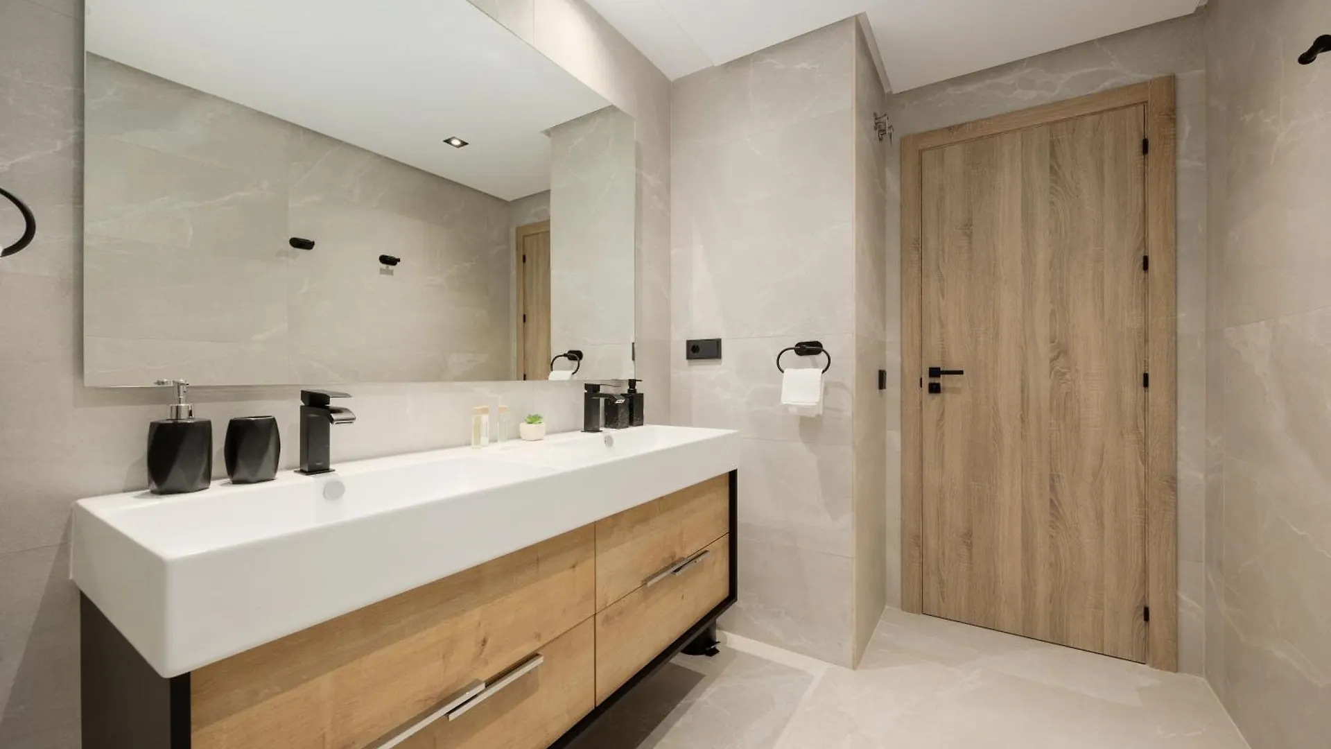 Modern Penthouse With Two Terraces, Jacuzzi And Sea, Lake And Mountain Views, In Almazara Hills Istán 0*,  Spanyolország