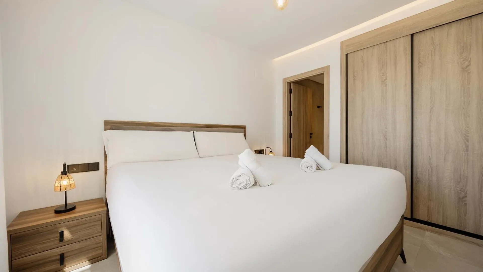 Modern Penthouse With Two Terraces, Jacuzzi And Sea, Lake And Mountain Views, In Almazara Hills Istán Apartman