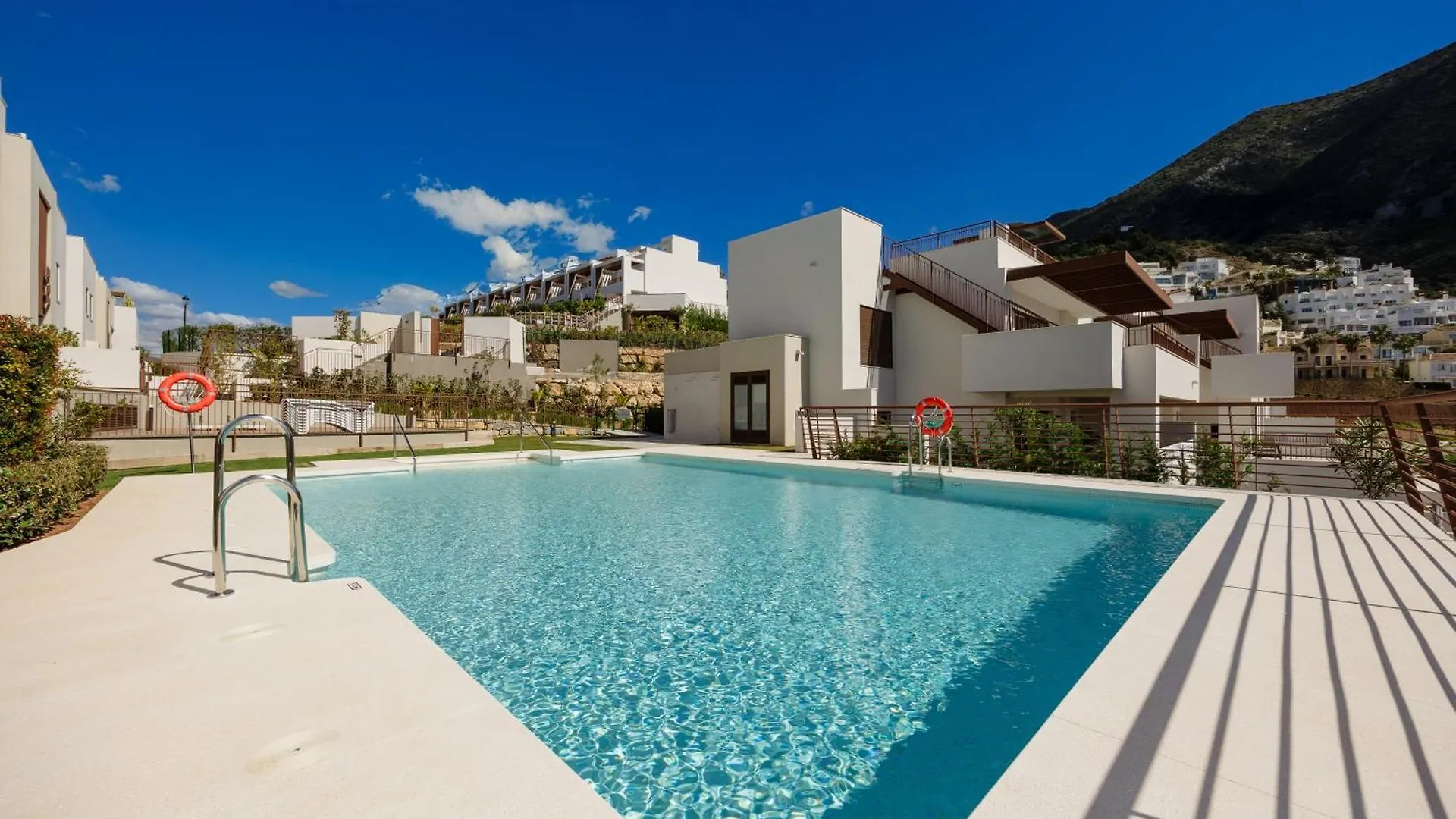 Modern Penthouse With Two Terraces, Jacuzzi And Sea, Lake And Mountain Views, In Almazara Hills Istán