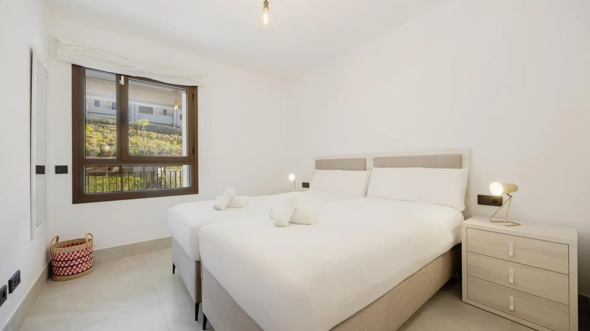 Apartament Modern Penthouse With Two Terraces, Jacuzzi And Sea, Lake And Mountain Views, In Almazara Hills Istán