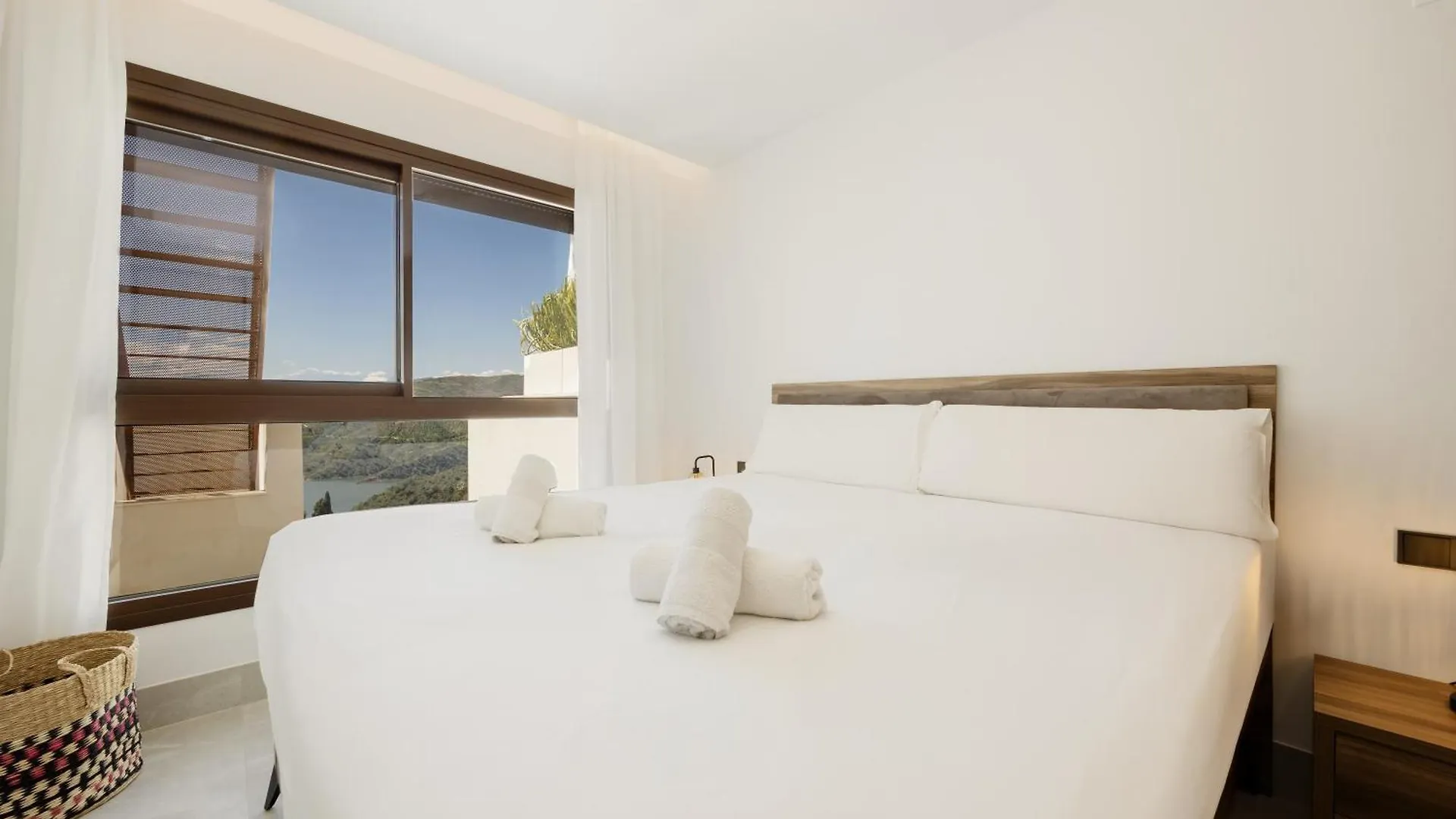 Modern Penthouse With Two Terraces, Jacuzzi And Sea, Lake And Mountain Views, In Almazara Hills Istán 0*,  Hiszpania