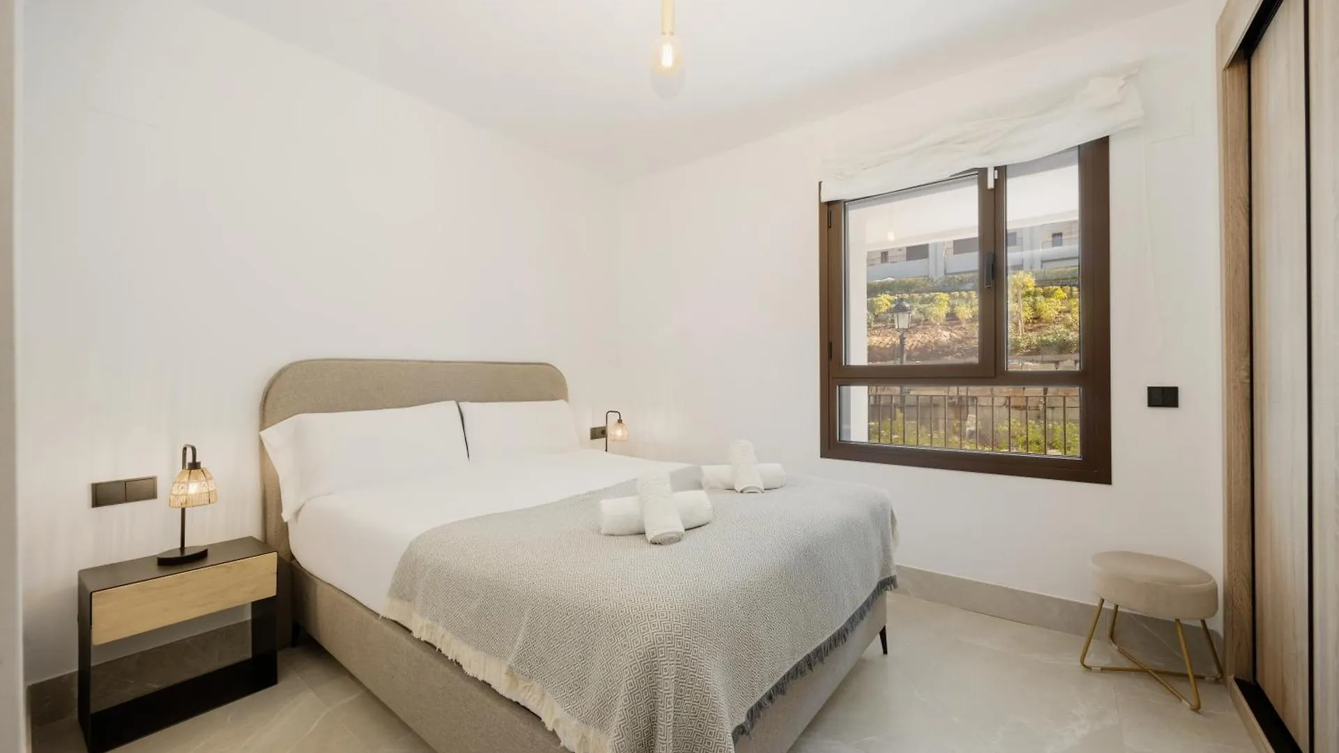 Modern Penthouse With Two Terraces, Jacuzzi And Sea, Lake And Mountain Views, In Almazara Hills Istán Hiszpania