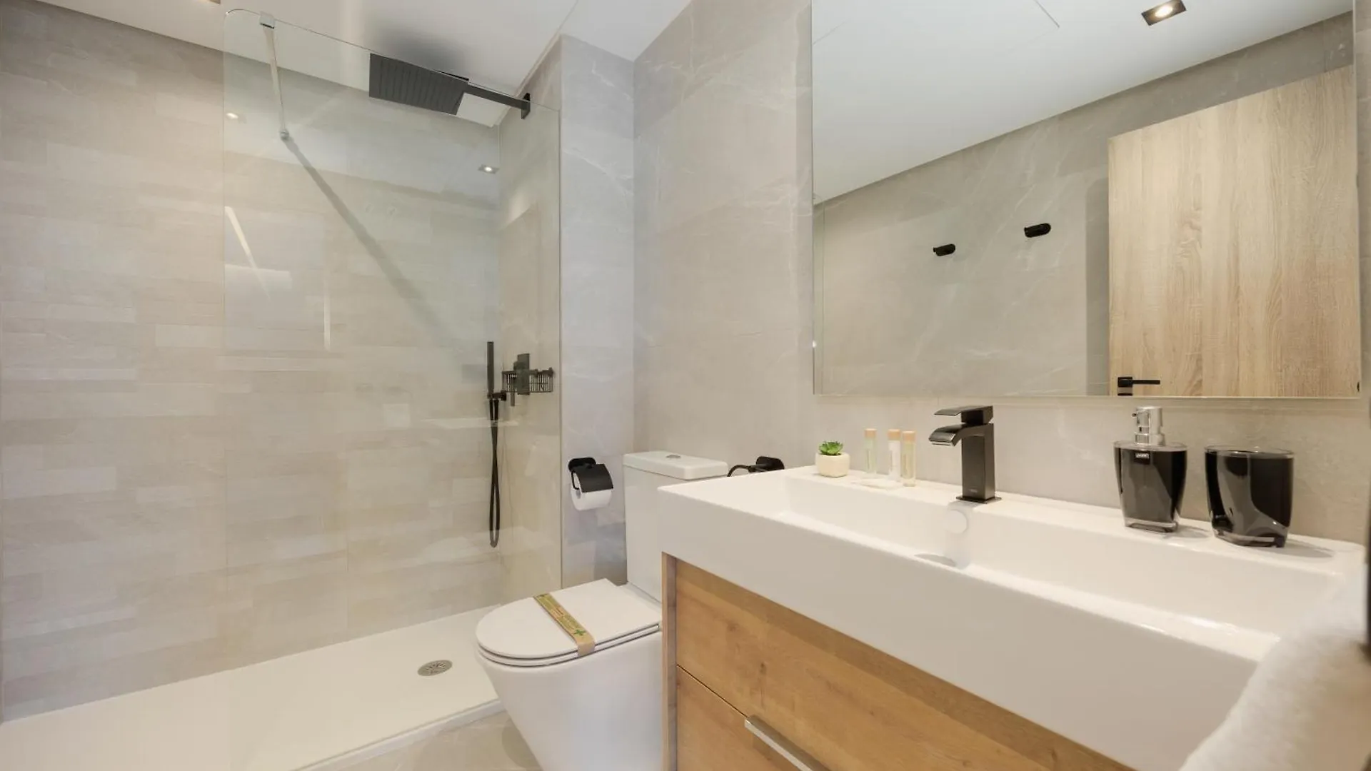 Modern Penthouse With Two Terraces, Jacuzzi And Sea, Lake And Mountain Views, In Almazara Hills Istán