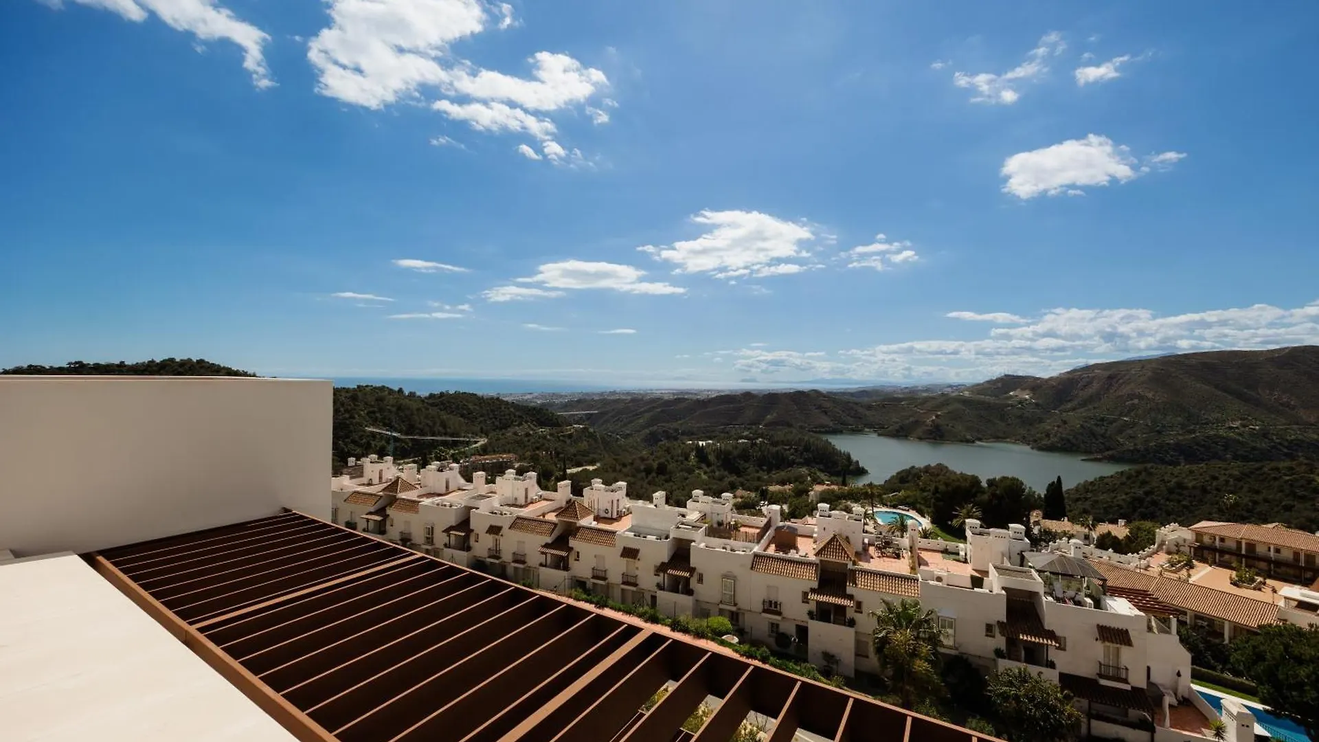 Modern Penthouse With Two Terraces, Jacuzzi And Sea, Lake And Mountain Views, In Almazara Hills Istán Apartament