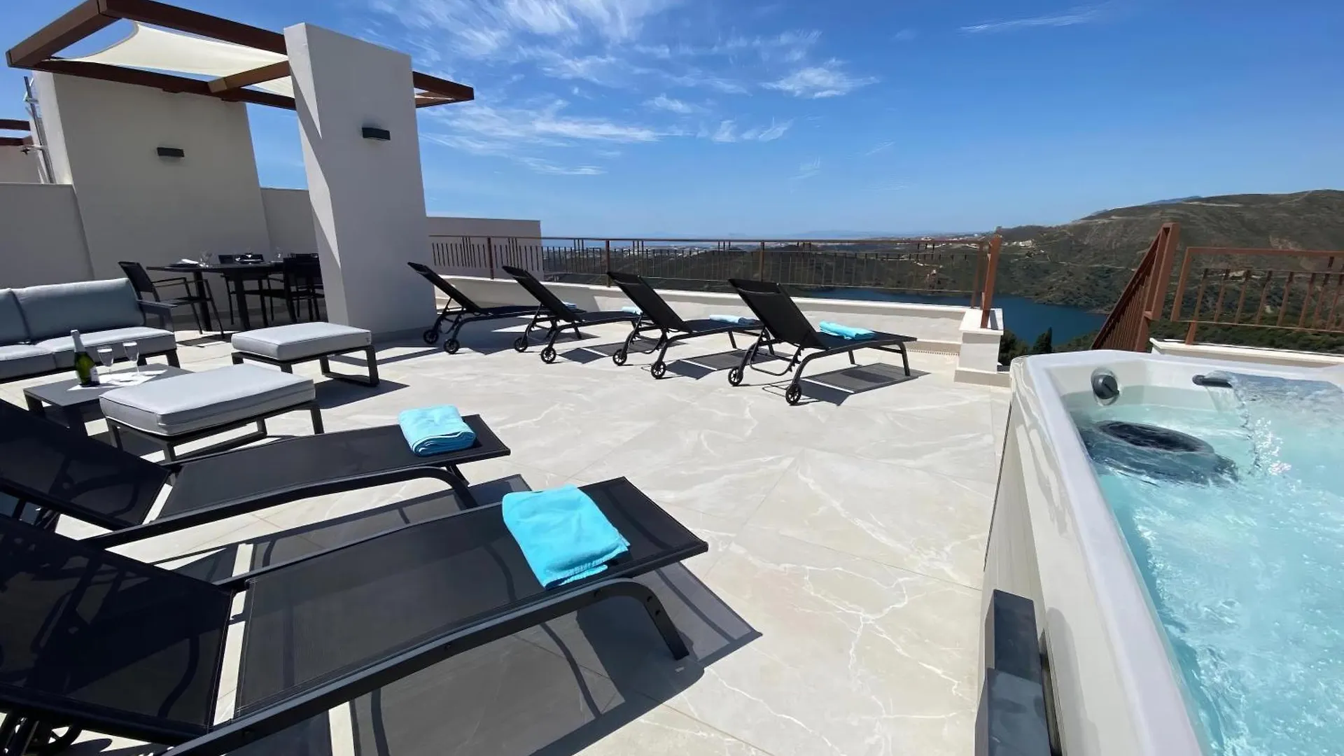 Apartman Modern Penthouse With Two Terraces, Jacuzzi And Sea, Lake And Mountain Views, In Almazara Hills Istán