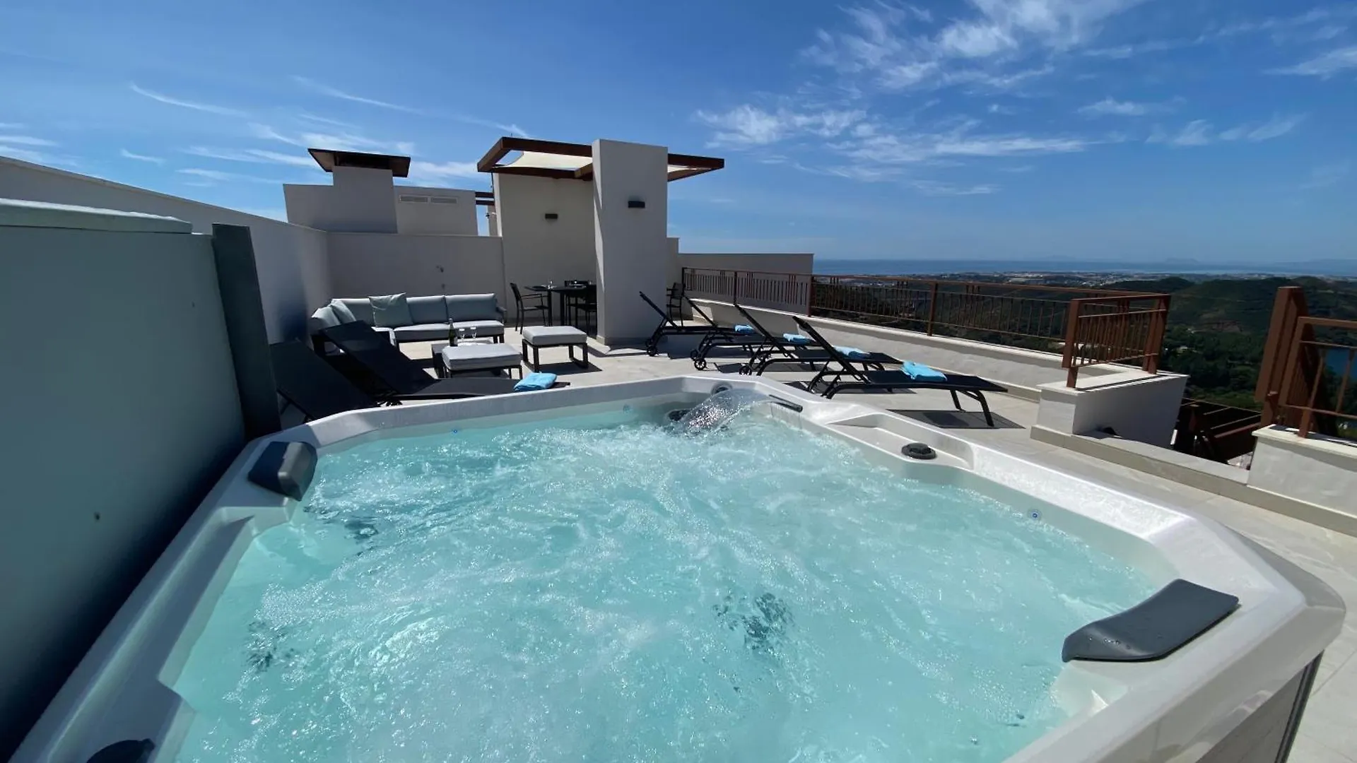 Apartman Modern Penthouse With Two Terraces, Jacuzzi And Sea, Lake And Mountain Views, In Almazara Hills Istán
