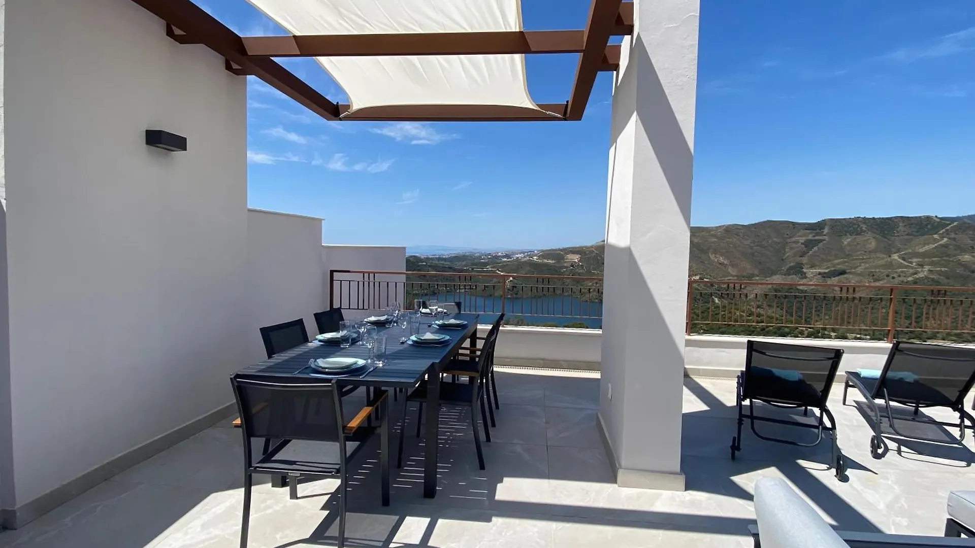 Modern Penthouse With Two Terraces, Jacuzzi And Sea, Lake And Mountain Views, In Almazara Hills Istán Hiszpania