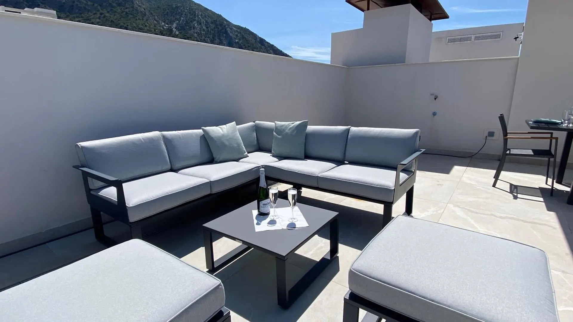 Modern Penthouse With Two Terraces, Jacuzzi And Sea, Lake And Mountain Views, In Almazara Hills Istán 0*,  Spanyolország